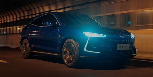 華為首款汽車正式開售，起步價22萬引熱議，自動駕駛未搭載引網友遺憾